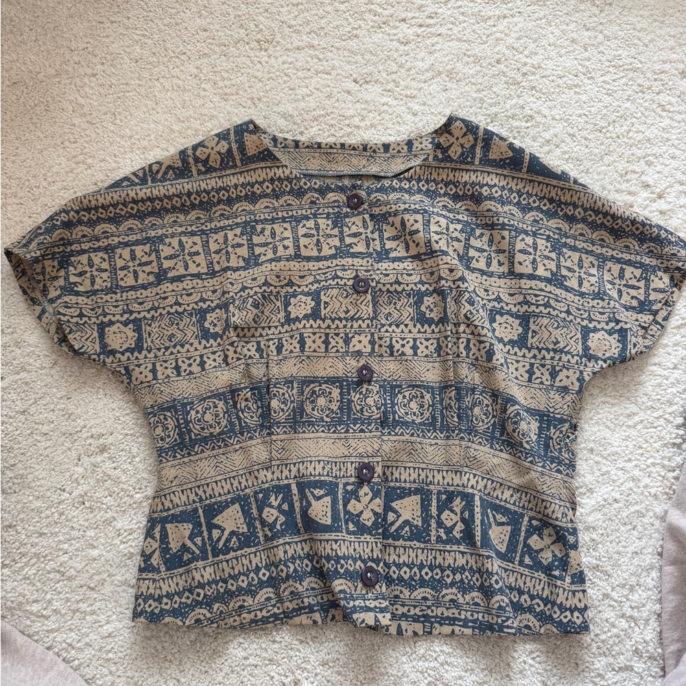 Vintage button up, has darting under the bust, size small